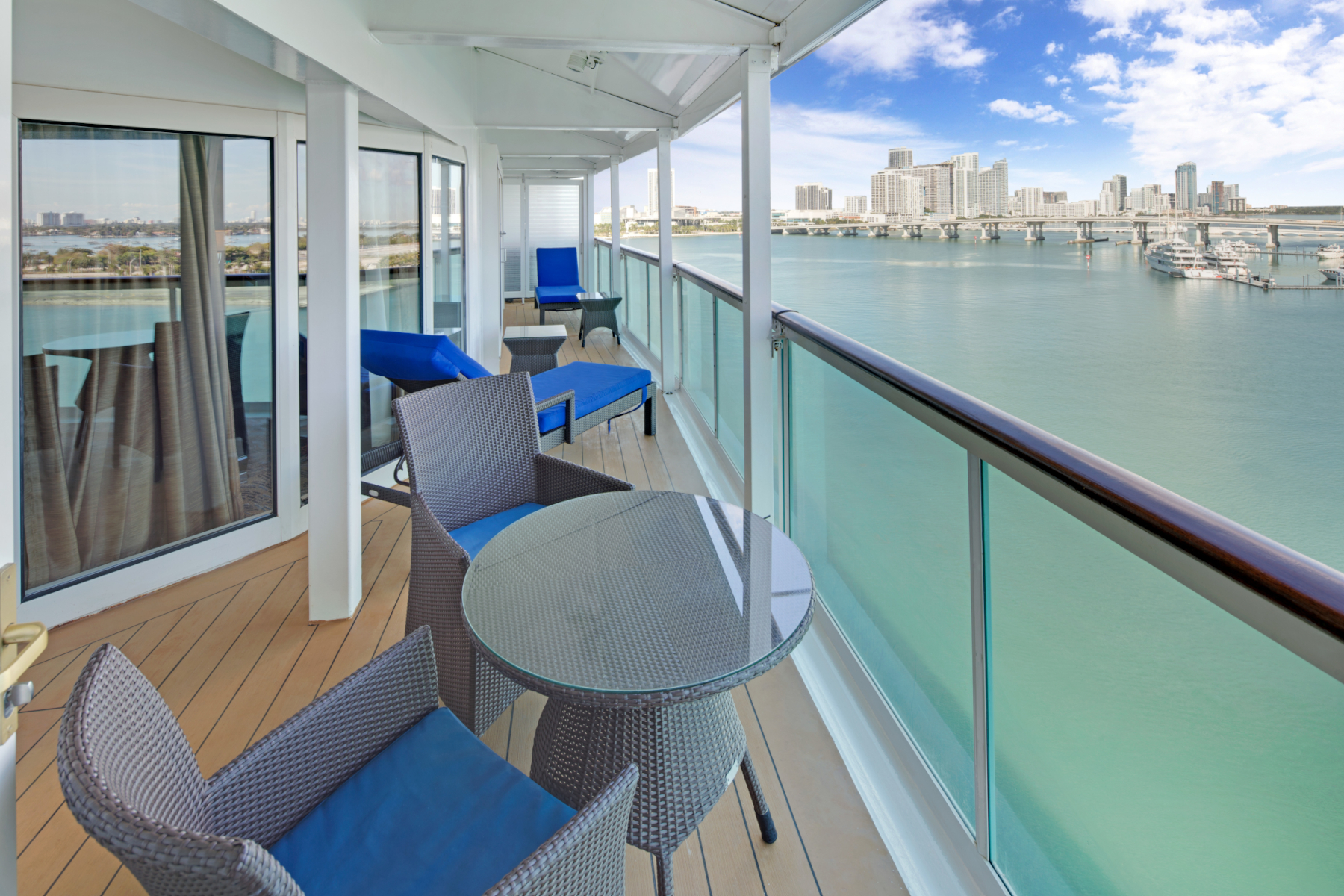 MyCruise Royal-Caribbean-Cruise-Line Navigator-of-the-Seas Kahytter Suite RS4